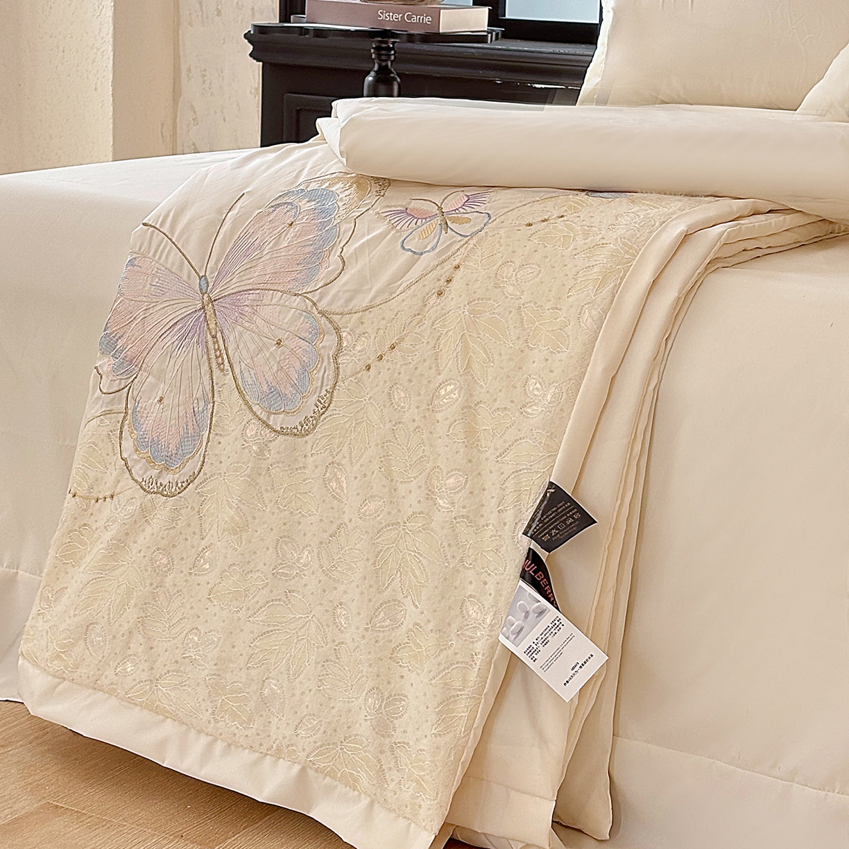 91家纺网 家纺一手货源 找家纺 宅家居 2026新款蚕蛹蛋白刺绣A类水光天丝贴纱绣夏被四件套-蝶舞花语 蝶舞花语-香槟