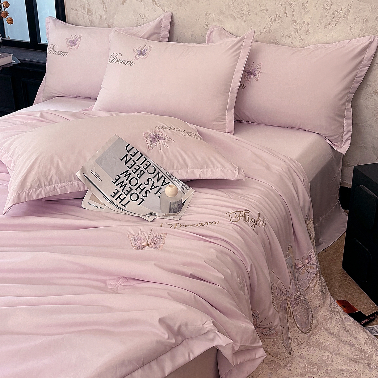 91家纺网 家纺一手货源 找家纺 宅家居 2026新款蚕蛹蛋白刺绣A类水光天丝贴纱绣夏被四件套-蝶舞花语 蝶舞花语-紫色