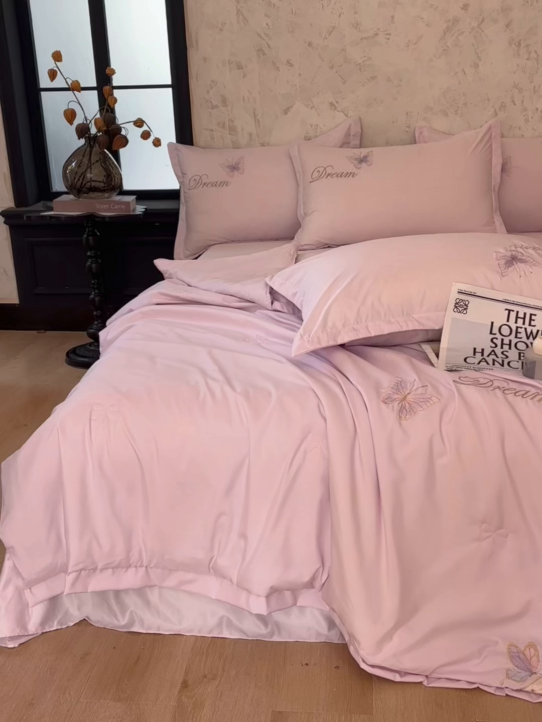 91家纺网 家纺一手货源 找家纺 宅家居 2026新款蚕蛹蛋白刺绣A类水光天丝贴纱绣夏被四件套-蝶舞花语 蝶舞花语-紫色