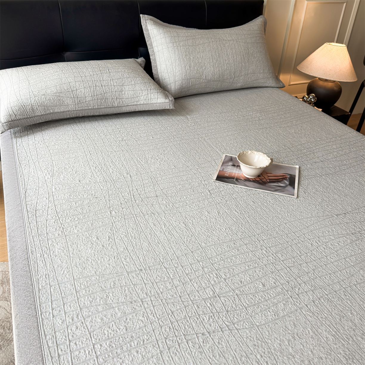 91家纺网 家纺一手货源 找家纺 耐思家纺 2026新款复合三明治PE乙纶提花冰豆豆凉席罗马曲线系列（提供买家秀） 罗马曲线-灰床席款