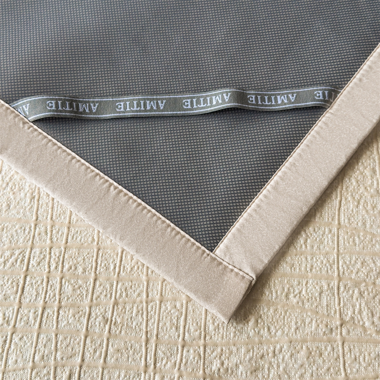 91家纺网 家纺一手货源 找家纺 耐思家纺 2026新款复合三明治PE乙纶提花冰豆豆凉席罗马曲线系列（提供买家秀） 罗马曲线-卡其床席款