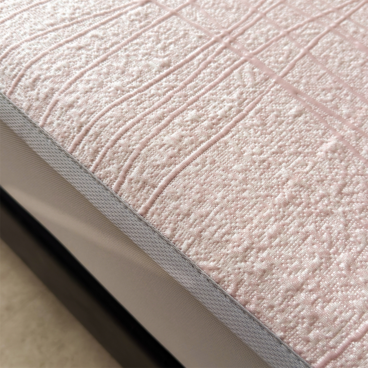 91家纺网 家纺一手货源 找家纺 耐思家纺 2026新款复合三明治PE乙纶提花冰豆豆凉席罗马曲线系列（提供买家秀） 罗马曲线-粉床笠款