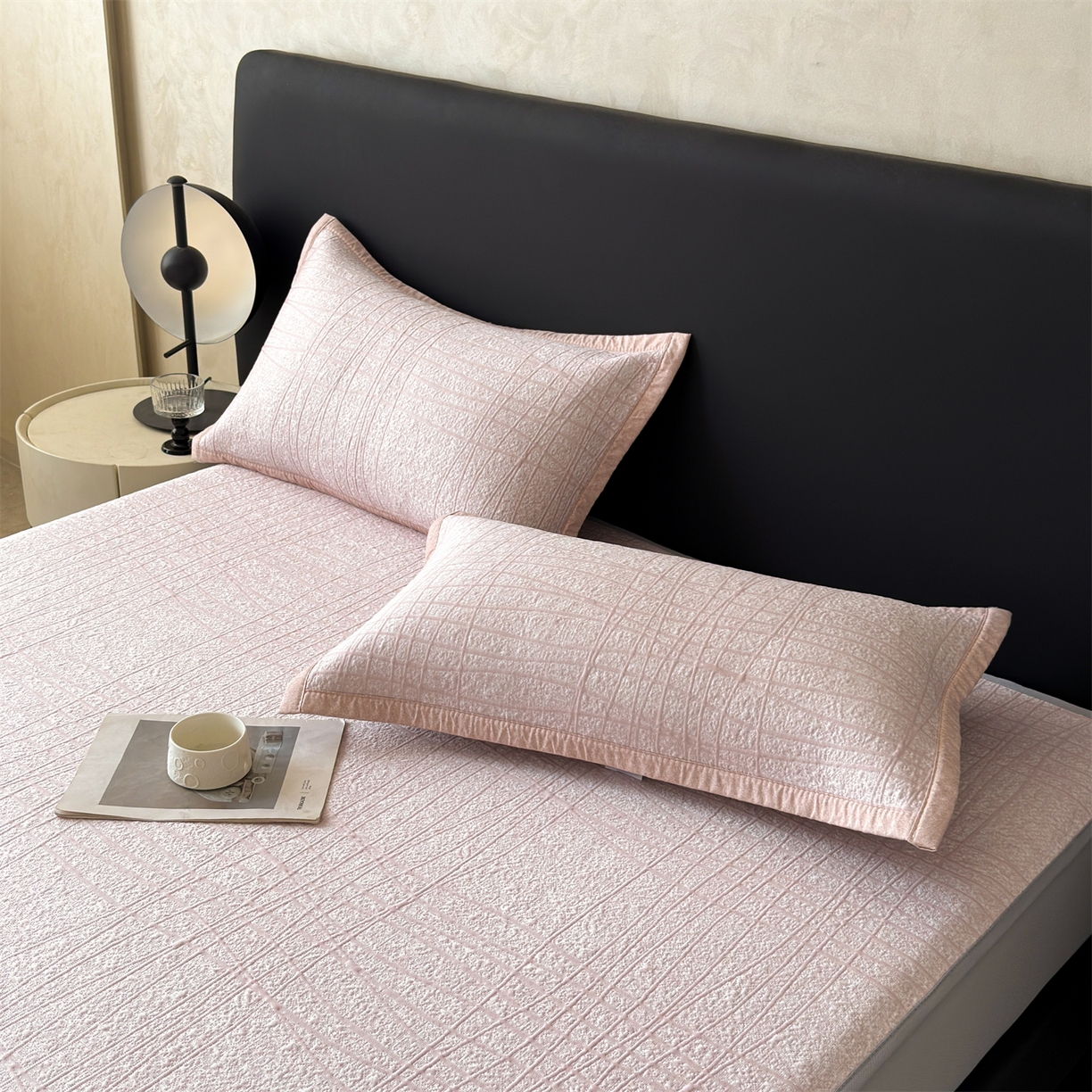 91家纺网 家纺一手货源 找家纺 耐思家纺 2026新款复合三明治PE乙纶提花冰豆豆凉席罗马曲线系列（提供买家秀） 罗马曲线-粉床笠款