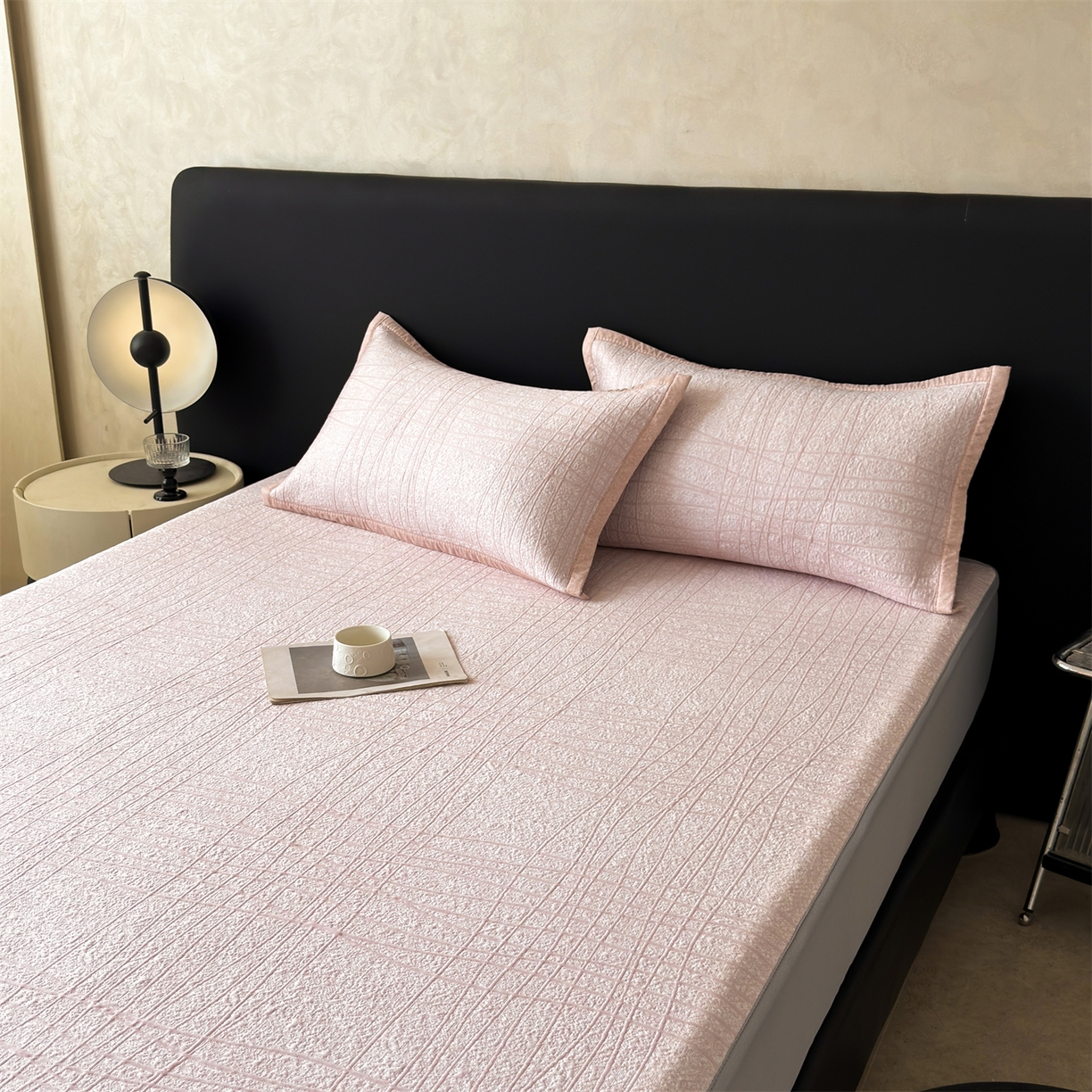 91家纺网 家纺一手货源 找家纺 耐思家纺 2026新款复合三明治PE乙纶提花冰豆豆凉席罗马曲线系列（提供买家秀） 罗马曲线-粉床笠款