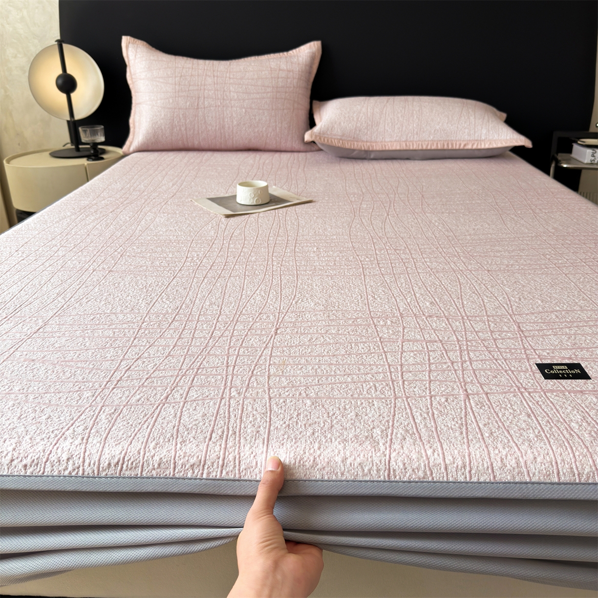 91家纺网 家纺一手货源 找家纺 耐思家纺 2026新款复合三明治PE乙纶提花冰豆豆凉席罗马曲线系列（提供买家秀） 罗马曲线-粉床笠款