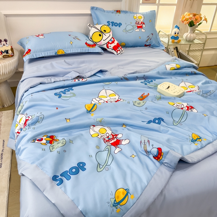 91家纺网 家纺一手货源 找家纺 云恋家纺 2026新款正版授权卡通冰丝夏凉被夏被空调被四件套 夏被-奥特曼降临