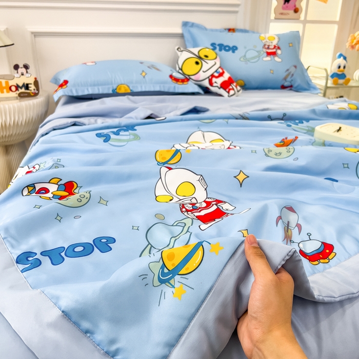 91家纺网 家纺一手货源 找家纺 云恋家纺 2026新款正版授权卡通冰丝夏凉被夏被空调被四件套 夏被-奥特曼降临