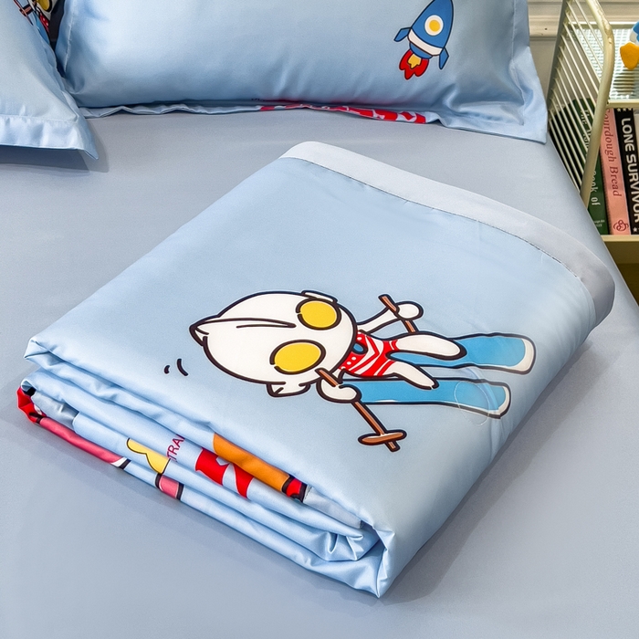 91家纺网 家纺一手货源 找家纺 云恋家纺 2026新款正版授权卡通冰丝夏凉被夏被空调被四件套 夏被-奥特曼科学家