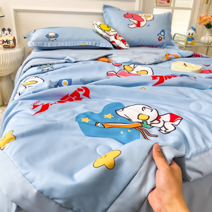 91家纺网 家纺一手货源 找家纺 云恋家纺 2026新款正版授权卡通冰丝夏凉被夏被空调被四件套 夏被-奥特曼科学家