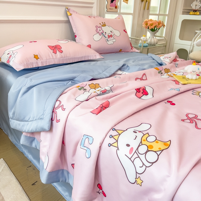 91家纺网 家纺一手货源 找家纺 云恋家纺 2026新款正版授权卡通冰丝夏凉被夏被空调被四件套 夏被-蝴蝶结大耳狗