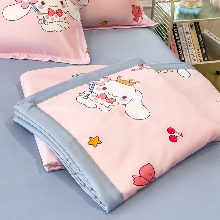 91家纺网 家纺一手货源 找家纺 云恋家纺 2026新款正版授权卡通冰丝夏凉被夏被空调被四件套 夏被-蝴蝶结大耳狗