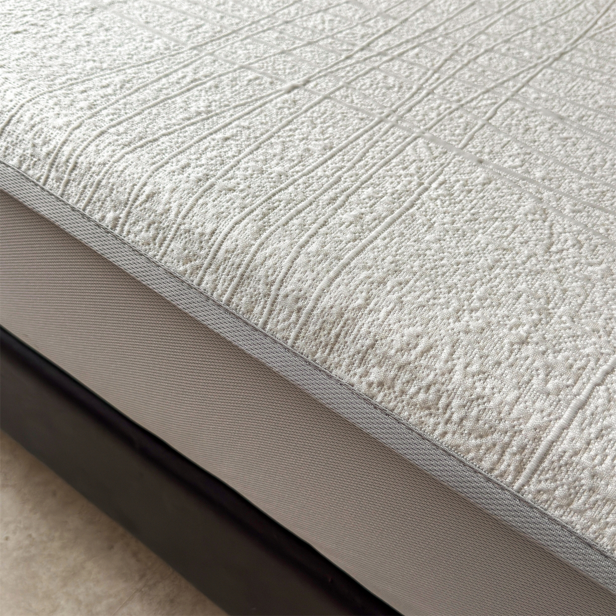 91家纺网 家纺一手货源 找家纺 耐思家纺 2026新款复合三明治PE乙纶提花冰豆豆凉席罗马曲线系列（提供买家秀） 罗马曲线-灰床笠款