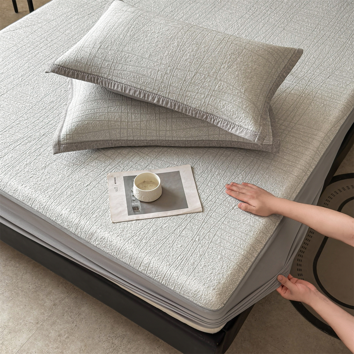 91家纺网 家纺一手货源 找家纺 耐思家纺 2026新款复合三明治PE乙纶提花冰豆豆凉席罗马曲线系列（提供买家秀） 罗马曲线-灰床笠款