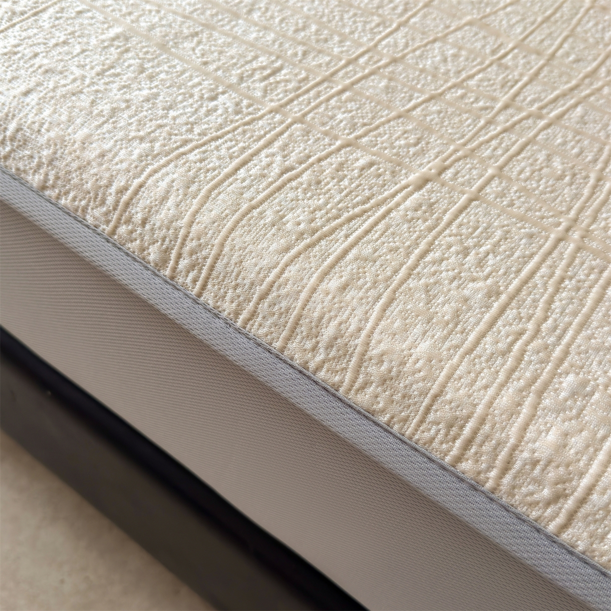 91家纺网 家纺一手货源 找家纺 耐思家纺 2026新款复合三明治PE乙纶提花冰豆豆凉席罗马曲线系列（提供买家秀） 罗马曲线-卡其床笠款