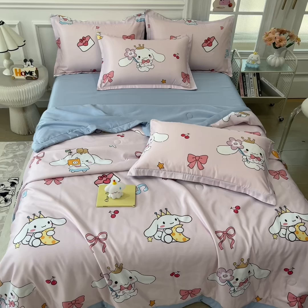 91家纺网 家纺一手货源 找家纺 云恋家纺 2026新款正版授权卡通冰丝夏凉被夏被空调被四件套 夏被-蝴蝶结大耳狗