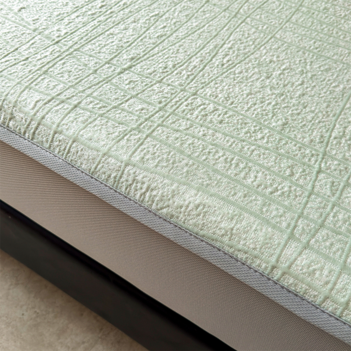 91家纺网 家纺一手货源 找家纺 耐思家纺 2026新款复合三明治PE乙纶提花冰豆豆凉席罗马曲线系列（提供买家秀） 罗马曲线-绿床笠款