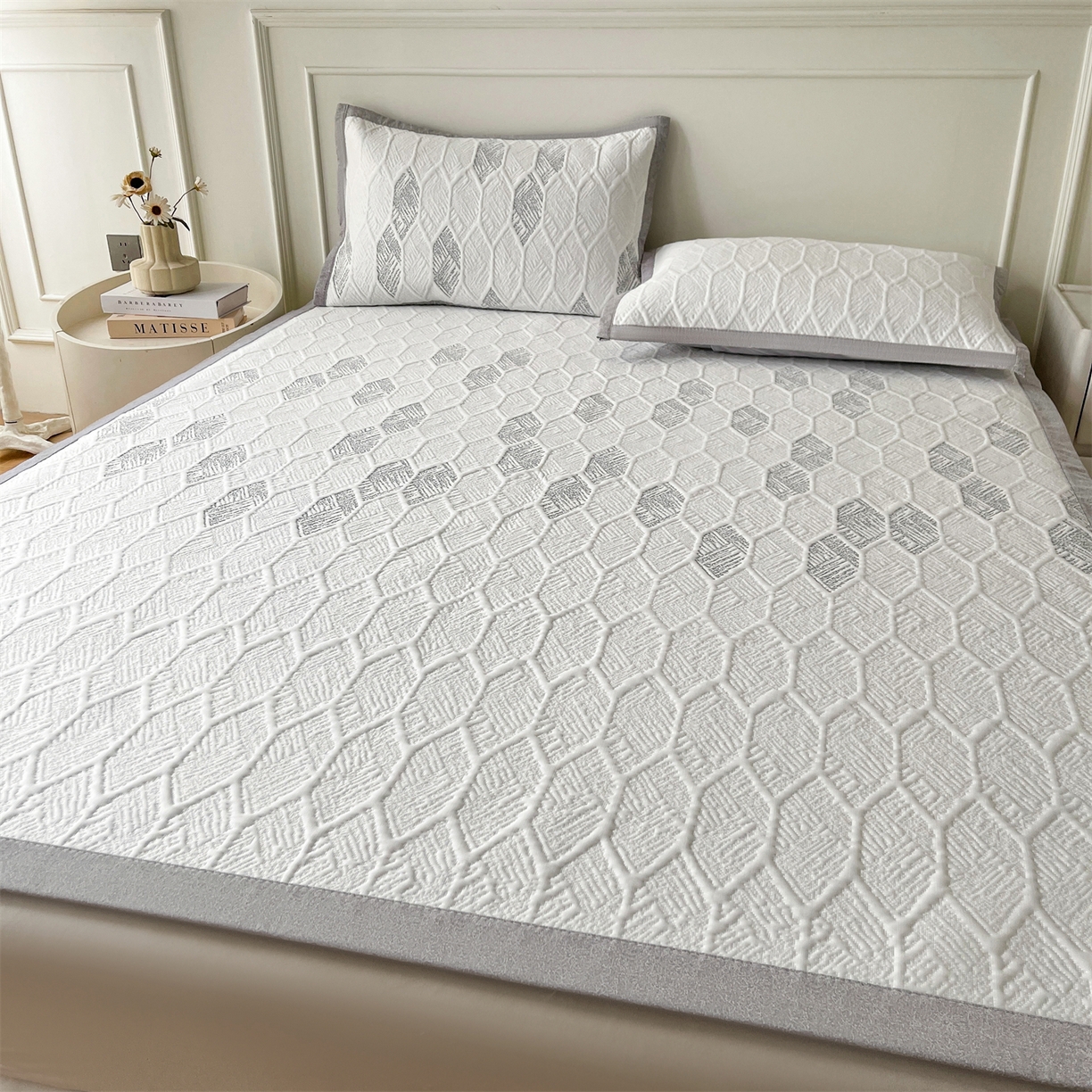 91家纺网 家纺一手货源 找家纺 耐思家纺 2026新款高端三明治硅胶复合PE乙纶提花冰豆豆凉席空调席韩版NIS系列（提供买家秀）床席款 韩INS-蜂巢