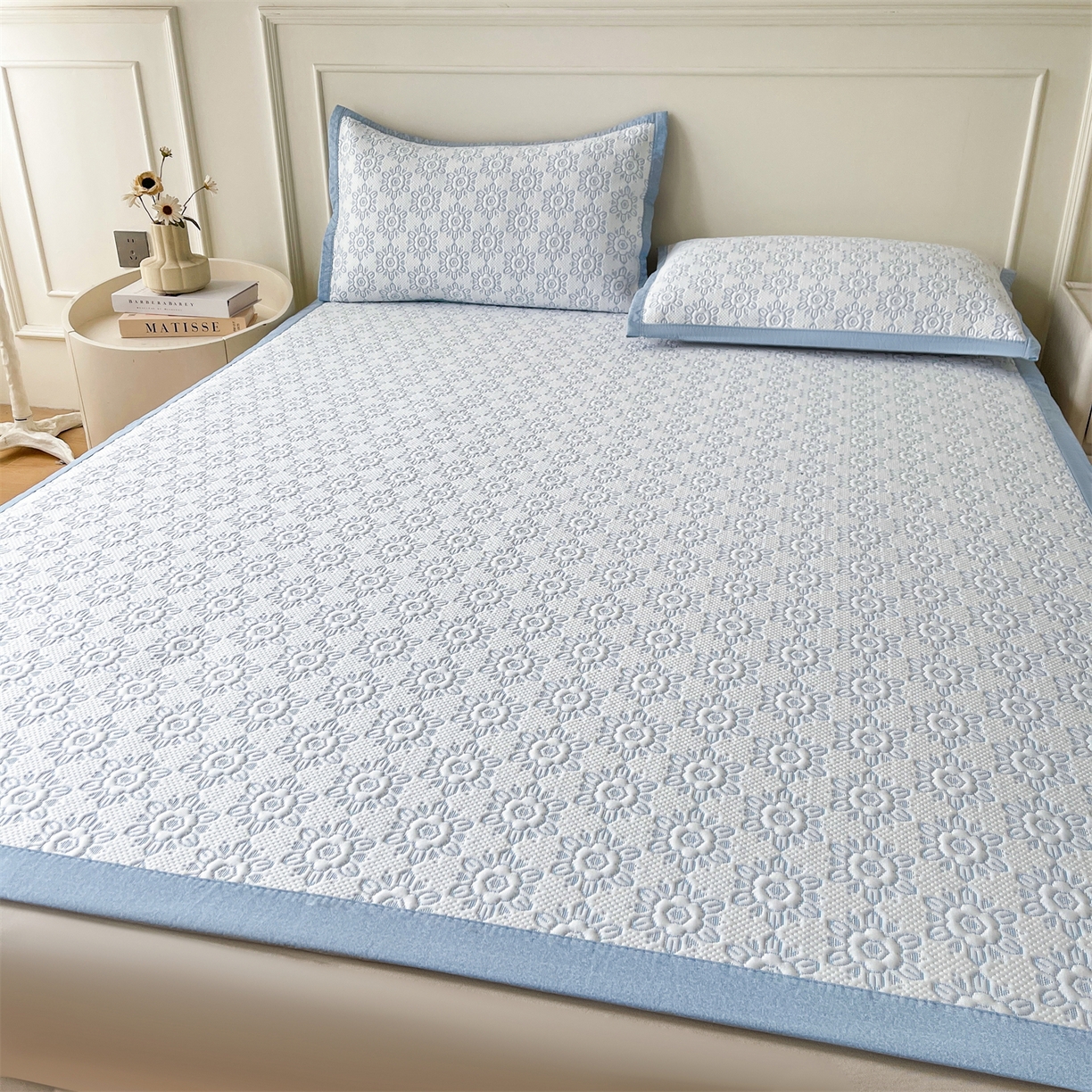 91家纺网 家纺一手货源 找家纺 耐思家纺 2026新款高端三明治硅胶复合PE乙纶提花冰豆豆凉席空调席韩版NIS系列（提供买家秀）床席款 韩INS-璇花蓝