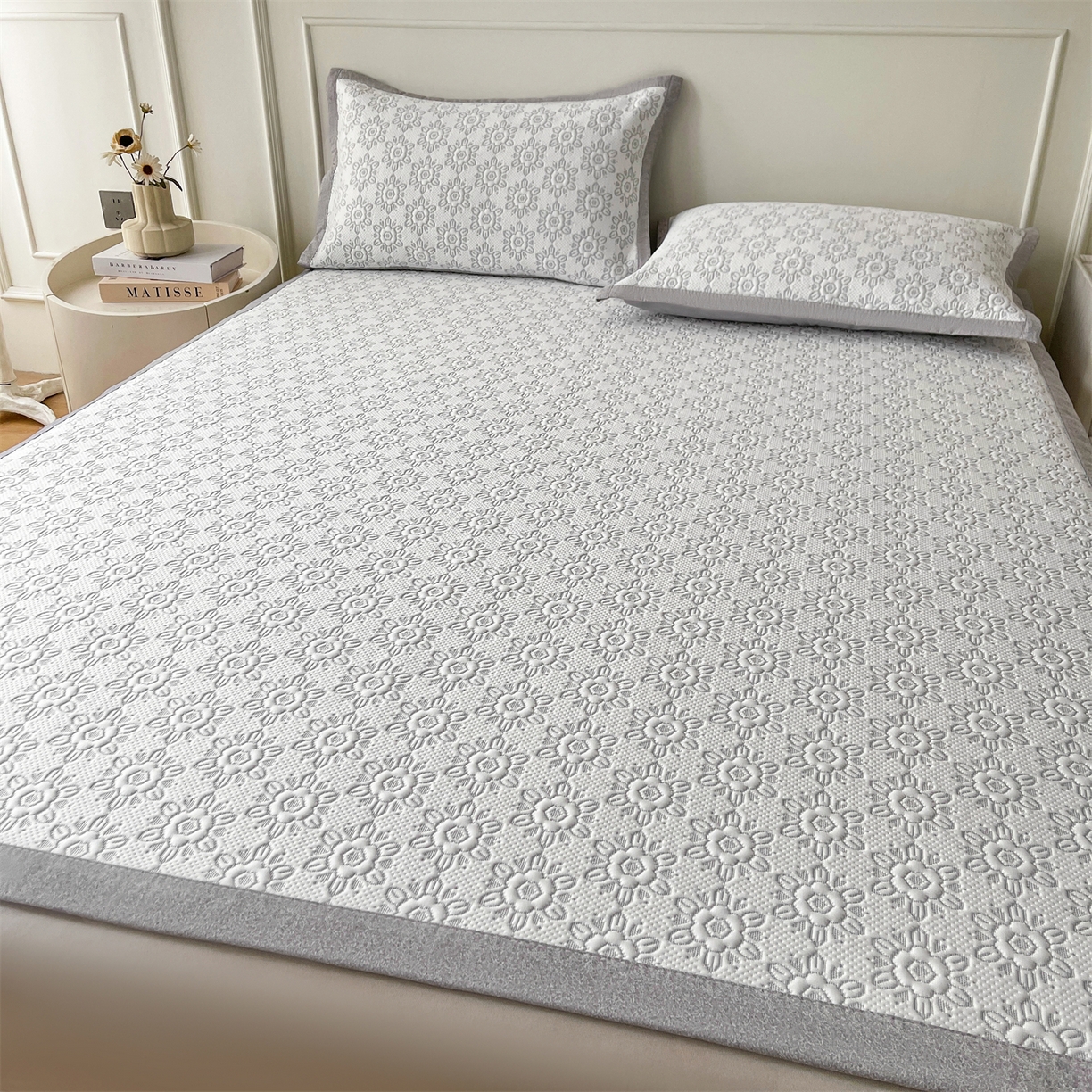 91家纺网 家纺一手货源 找家纺 耐思家纺 2026新款高端三明治硅胶复合PE乙纶提花冰豆豆凉席空调席韩版NIS系列（提供买家秀）床席款 韩INS-璇花灰