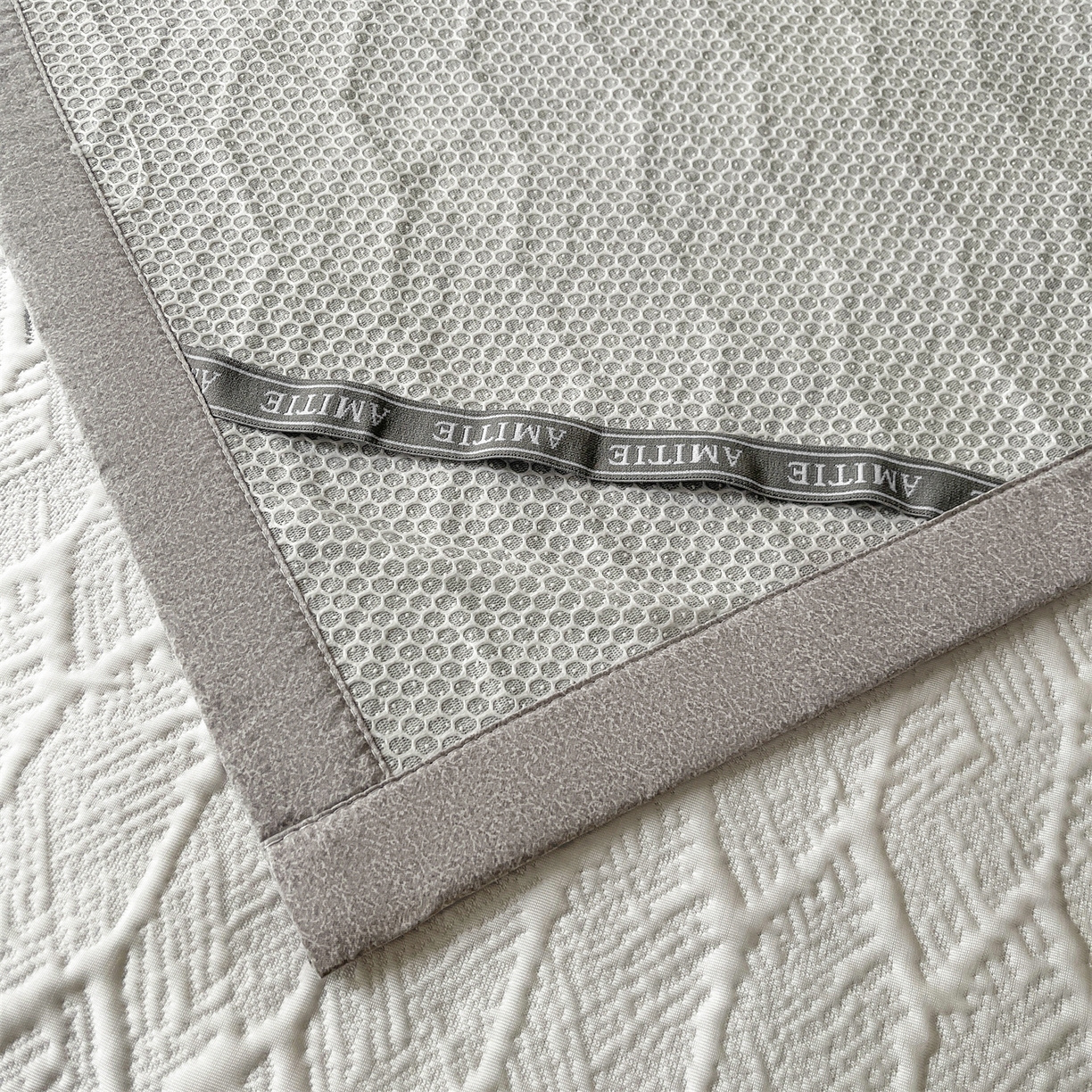 91家纺网 家纺一手货源 找家纺 耐思家纺 2026新款高端三明治硅胶复合PE乙纶提花冰豆豆凉席空调席韩版NIS系列（提供买家秀）床席款 韩INS-蜂巢