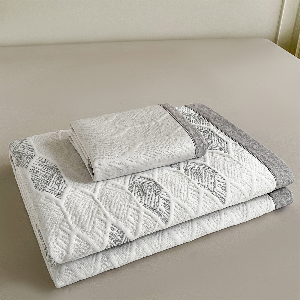 91家纺网 家纺一手货源 找家纺 耐思家纺 2026新款高端三明治硅胶复合PE乙纶提花冰豆豆凉席空调席韩版NIS系列（提供买家秀）床席款 韩INS-蜂巢