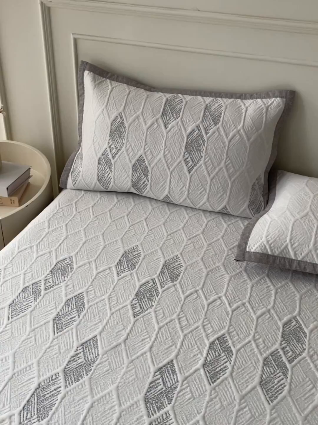 91家纺网 家纺一手货源 找家纺 耐思家纺 2026新款高端三明治硅胶复合PE乙纶提花冰豆豆凉席空调席韩版NIS系列（提供买家秀）床席款 韩INS-蜂巢