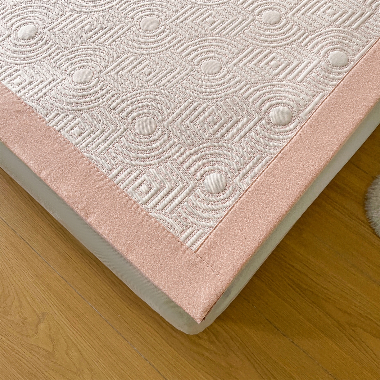 91家纺网 家纺一手货源 找家纺 耐思家纺 2026新款高端三明治硅胶复合PE乙纶提花冰豆豆凉席空调席韩版NIS系列（提供买家秀）床席款 韩INS-方圆粉