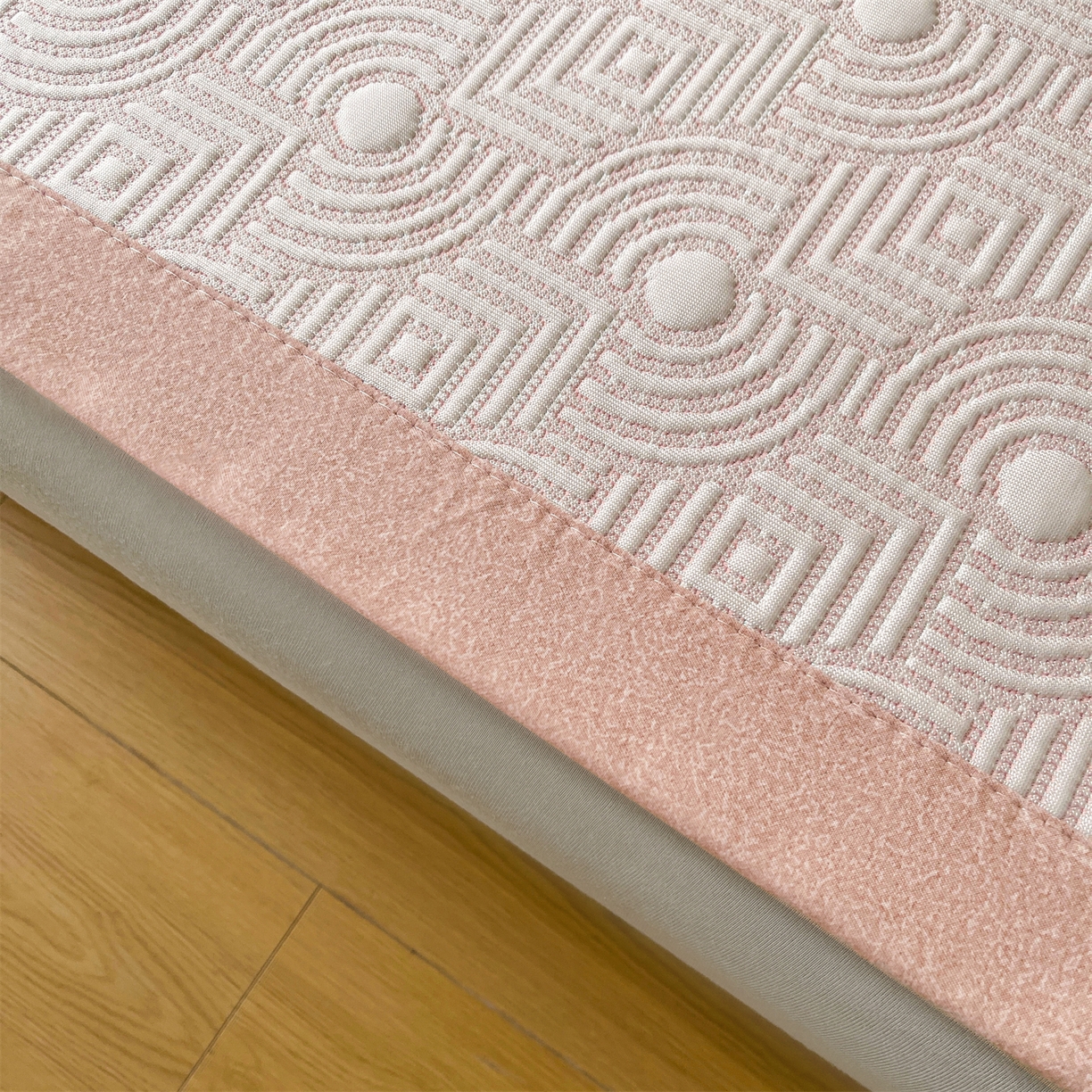 91家纺网 家纺一手货源 找家纺 耐思家纺 2026新款高端三明治硅胶复合PE乙纶提花冰豆豆凉席空调席韩版NIS系列（提供买家秀）床席款 韩INS-方圆粉