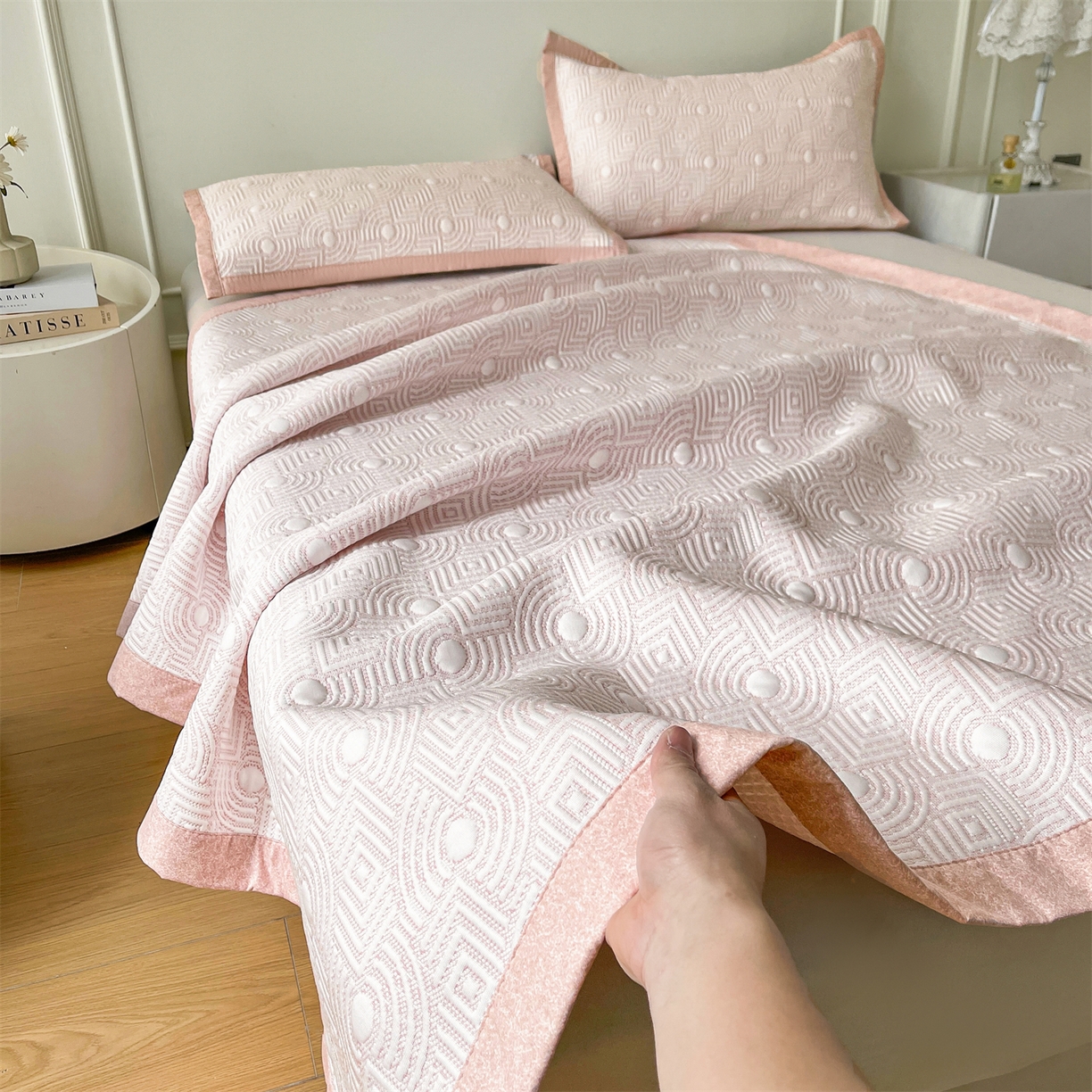 91家纺网 家纺一手货源 找家纺 耐思家纺 2026新款高端三明治硅胶复合PE乙纶提花冰豆豆凉席空调席韩版NIS系列（提供买家秀）床席款 韩INS-方圆粉