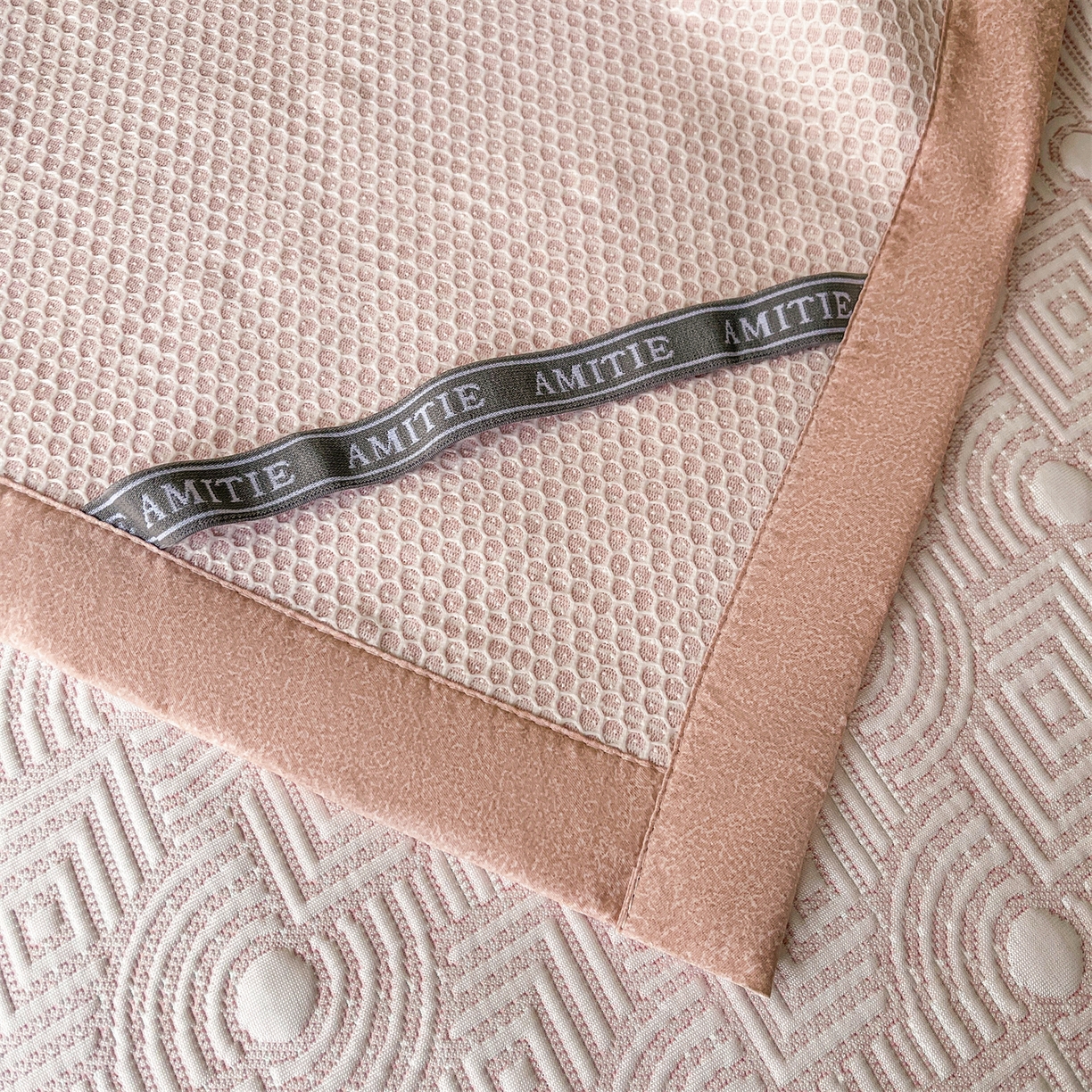 91家纺网 家纺一手货源 找家纺 耐思家纺 2026新款高端三明治硅胶复合PE乙纶提花冰豆豆凉席空调席韩版NIS系列（提供买家秀）床席款 韩INS-方圆粉