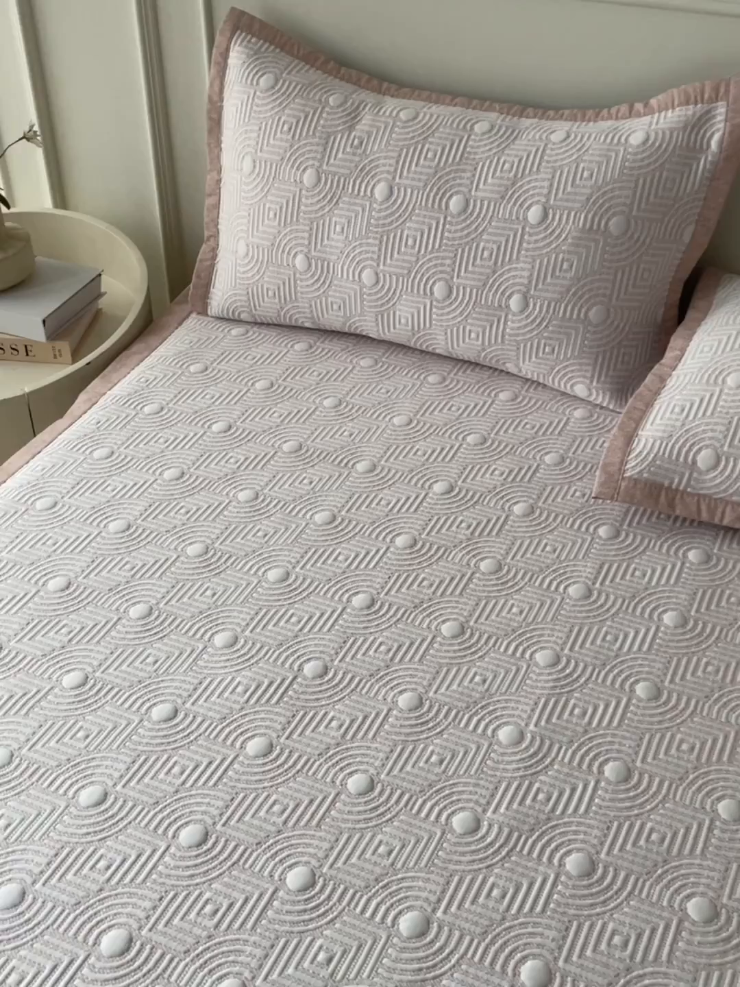 91家纺网 家纺一手货源 找家纺 耐思家纺 2026新款高端三明治硅胶复合PE乙纶提花冰豆豆凉席空调席韩版NIS系列（提供买家秀）床席款 韩INS-方圆粉