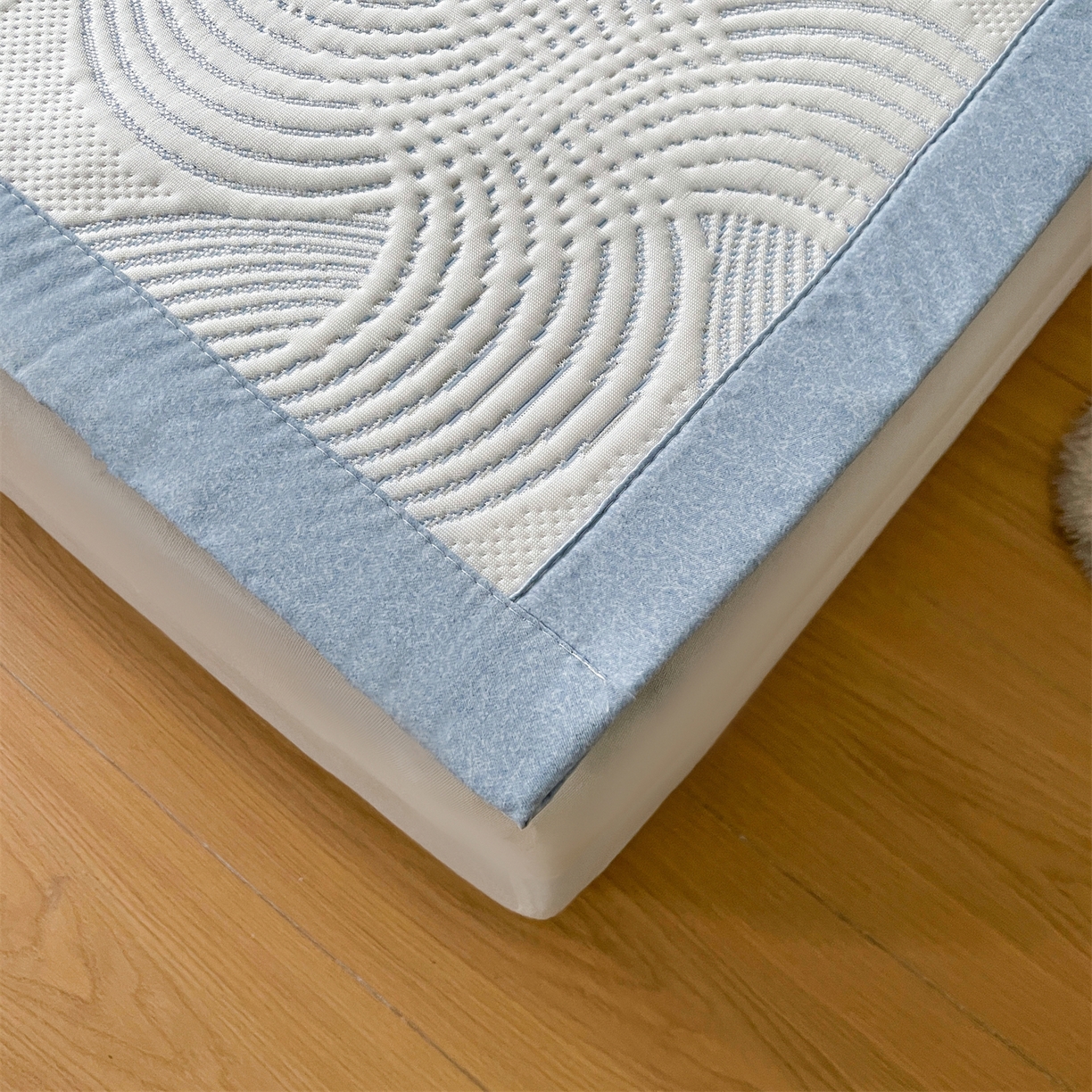 91家纺网 家纺一手货源 找家纺 耐思家纺 2026新款高端三明治硅胶复合PE乙纶提花冰豆豆凉席空调席韩版NIS系列（提供买家秀）床席款 韩INS-回川蓝