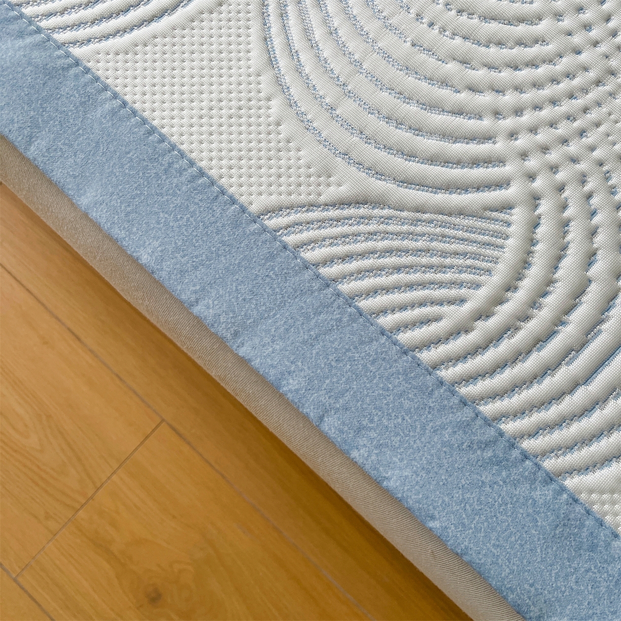 91家纺网 家纺一手货源 找家纺 耐思家纺 2026新款高端三明治硅胶复合PE乙纶提花冰豆豆凉席空调席韩版NIS系列（提供买家秀）床席款 韩INS-回川蓝