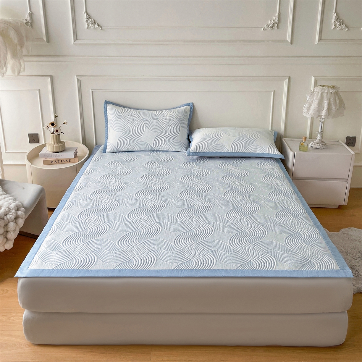 91家纺网 家纺一手货源 找家纺 耐思家纺 2026新款高端三明治硅胶复合PE乙纶提花冰豆豆凉席空调席韩版NIS系列（提供买家秀）床席款 韩INS-回川蓝