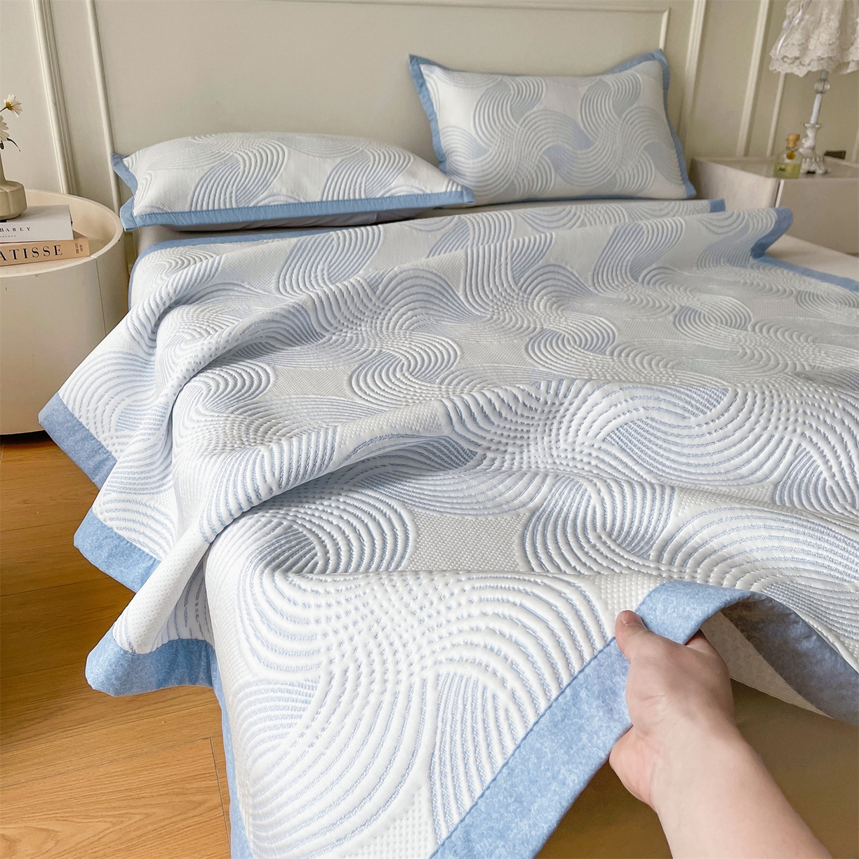 91家纺网 家纺一手货源 找家纺 耐思家纺 2026新款高端三明治硅胶复合PE乙纶提花冰豆豆凉席空调席韩版NIS系列（提供买家秀）床席款 韩INS-回川蓝