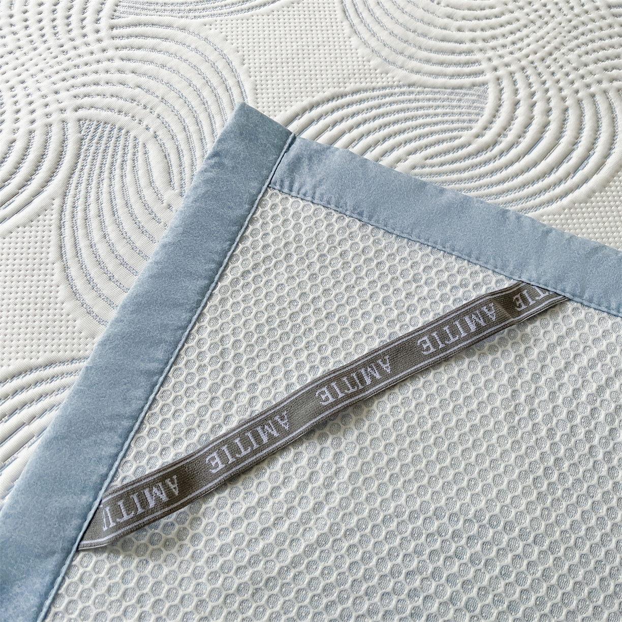 91家纺网 家纺一手货源 找家纺 耐思家纺 2026新款高端三明治硅胶复合PE乙纶提花冰豆豆凉席空调席韩版NIS系列（提供买家秀）床席款 韩INS-回川蓝