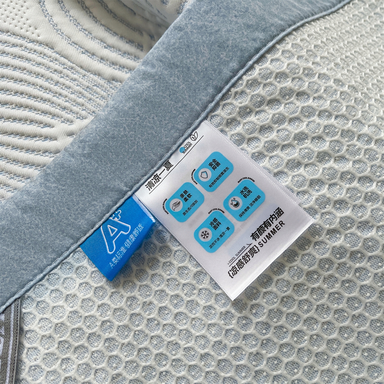 91家纺网 家纺一手货源 找家纺 耐思家纺 2026新款高端三明治硅胶复合PE乙纶提花冰豆豆凉席空调席韩版NIS系列（提供买家秀）床席款 韩INS-回川蓝