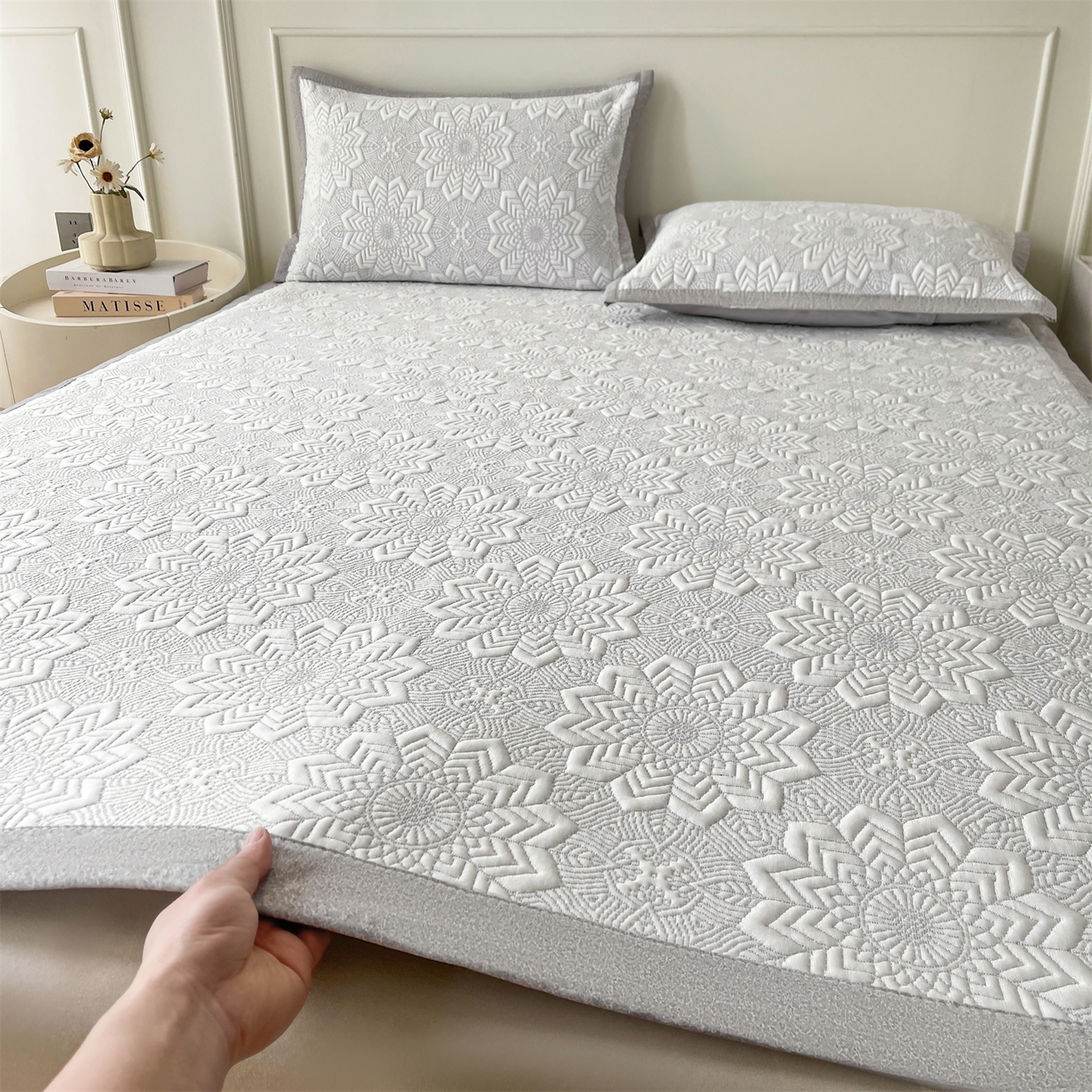 91家纺网 家纺一手货源 找家纺 耐思家纺 2026新款高端三明治硅胶复合PE乙纶提花冰豆豆凉席空调席韩版NIS系列（提供买家秀）床席款 韩INS-齐雪灰