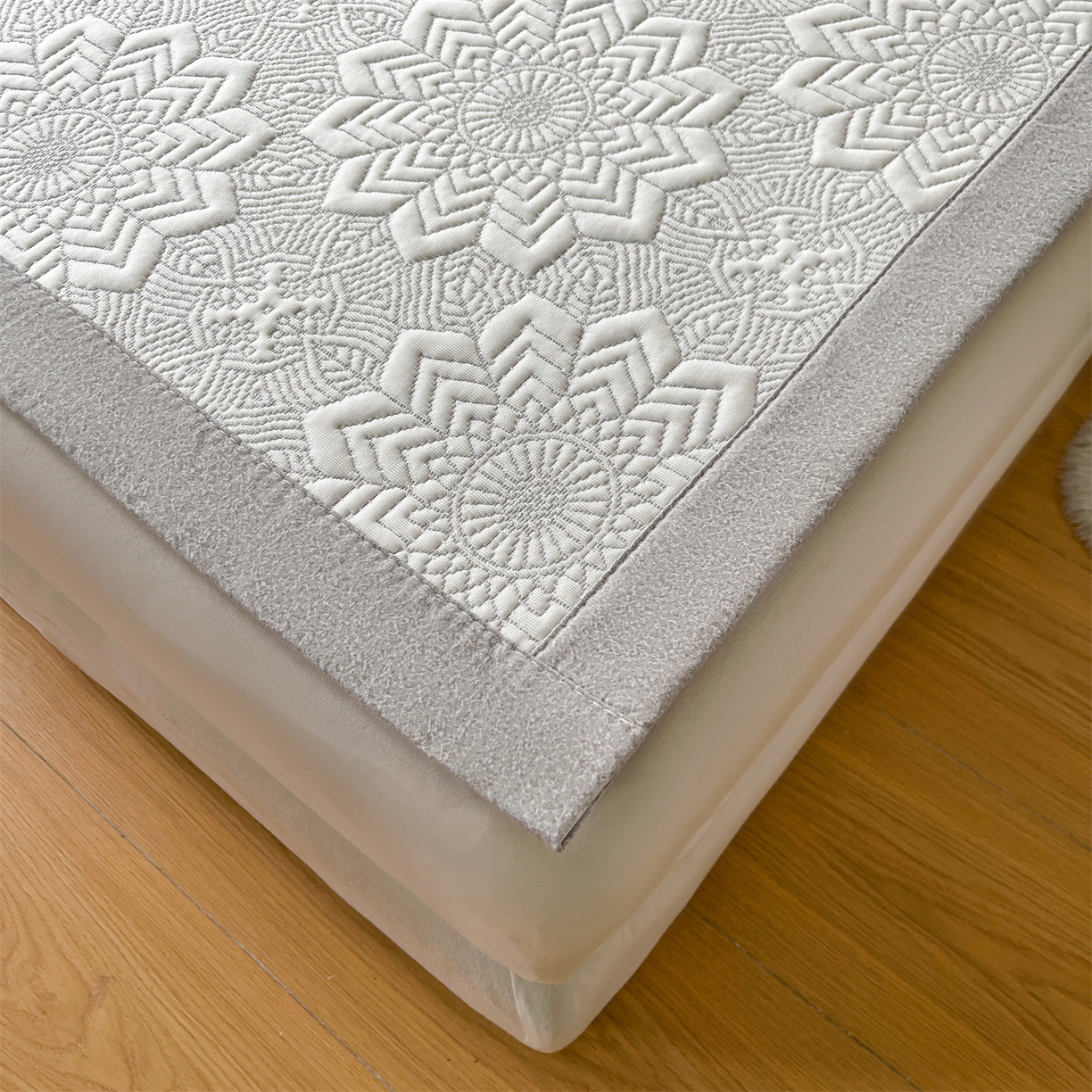 91家纺网 家纺一手货源 找家纺 耐思家纺 2026新款高端三明治硅胶复合PE乙纶提花冰豆豆凉席空调席韩版NIS系列（提供买家秀）床席款 韩INS-齐雪灰