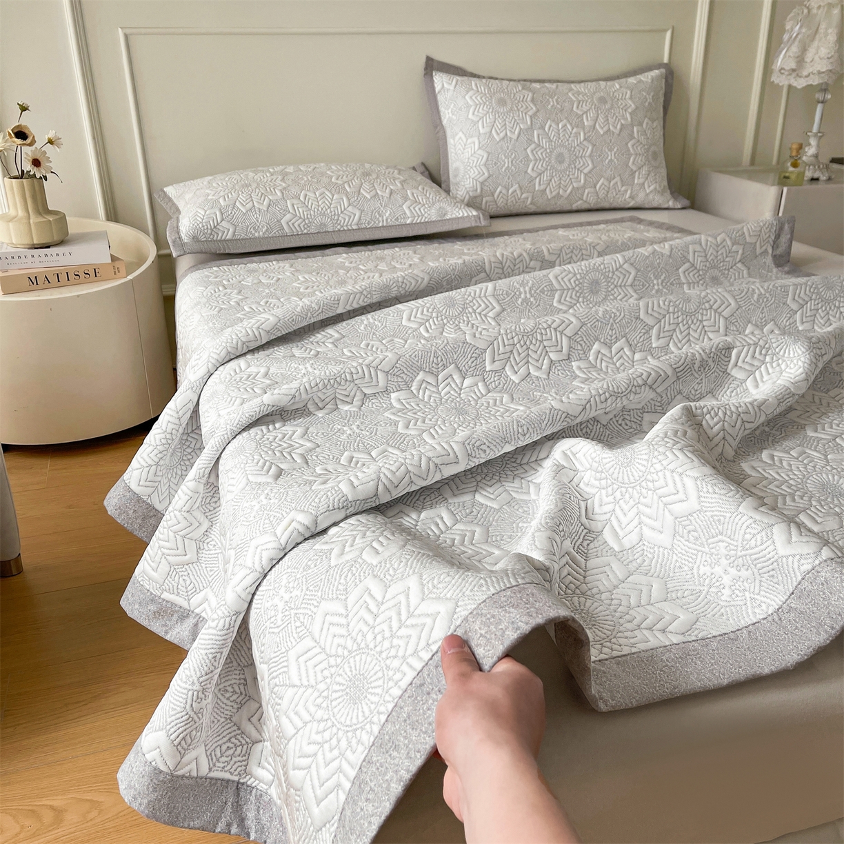 91家纺网 家纺一手货源 找家纺 耐思家纺 2026新款高端三明治硅胶复合PE乙纶提花冰豆豆凉席空调席韩版NIS系列（提供买家秀）床席款 韩INS-齐雪灰