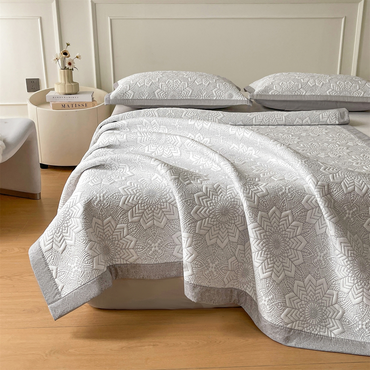 91家纺网 家纺一手货源 找家纺 耐思家纺 2026新款高端三明治硅胶复合PE乙纶提花冰豆豆凉席空调席韩版NIS系列（提供买家秀）床席款 韩INS-齐雪灰