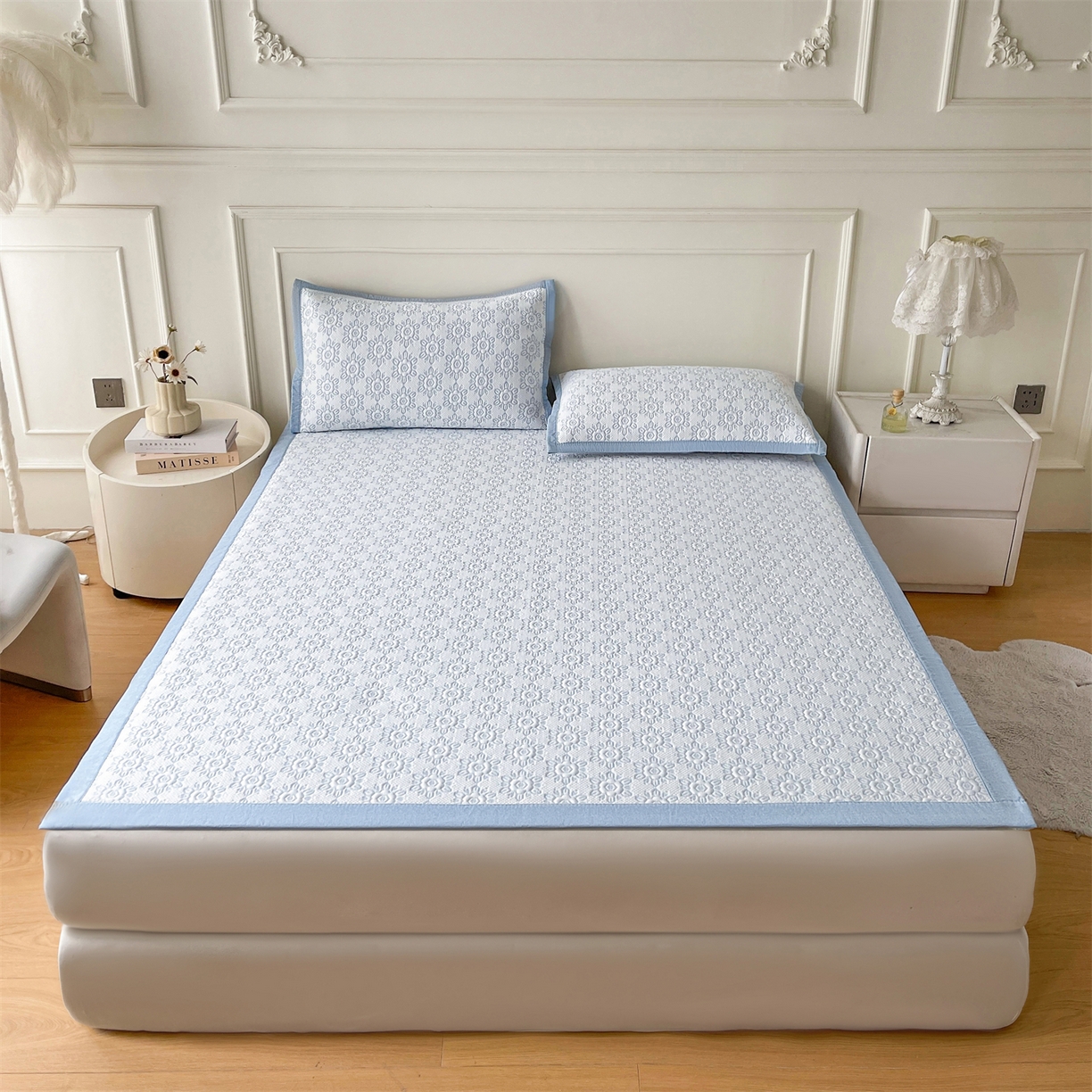 91家纺网 家纺一手货源 找家纺 耐思家纺 2026新款高端三明治硅胶复合PE乙纶提花冰豆豆凉席空调席韩版NIS系列（提供买家秀）床席款 韩INS-璇花蓝