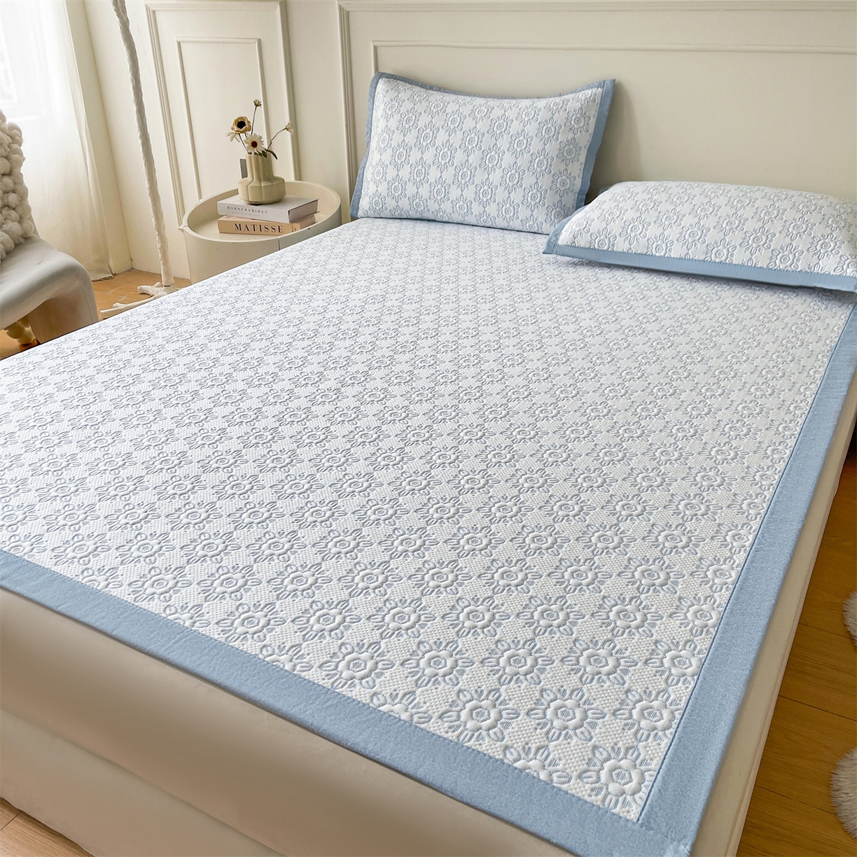 91家纺网 家纺一手货源 找家纺 耐思家纺 2026新款高端三明治硅胶复合PE乙纶提花冰豆豆凉席空调席韩版NIS系列（提供买家秀）床席款 韩INS-璇花蓝