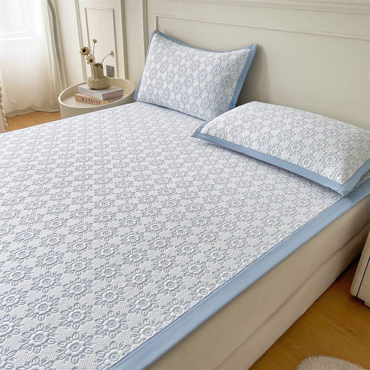 91家纺网 家纺一手货源 找家纺 耐思家纺 2026新款高端三明治硅胶复合PE乙纶提花冰豆豆凉席空调席韩版NIS系列（提供买家秀）床席款 韩INS-璇花蓝