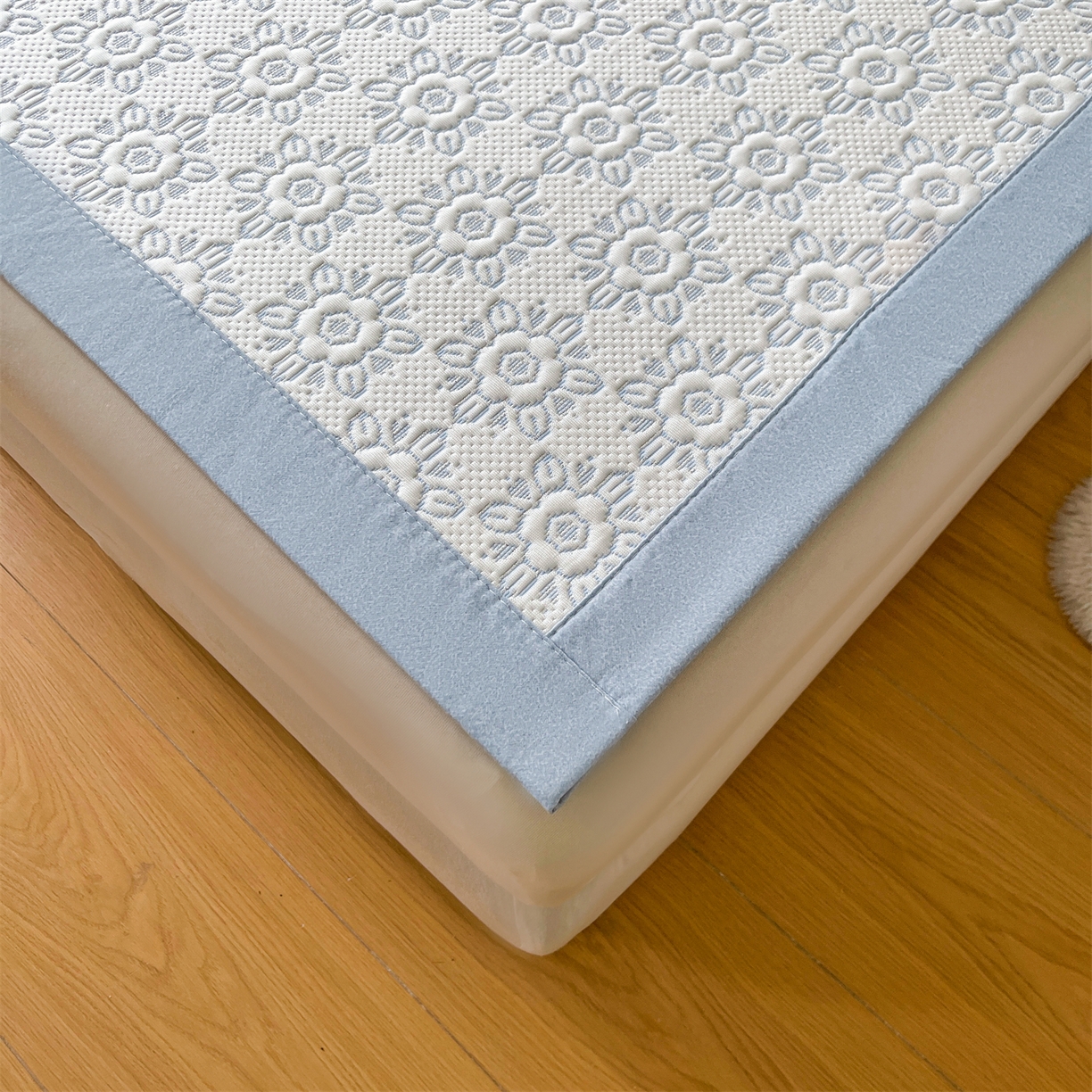 91家纺网 家纺一手货源 找家纺 耐思家纺 2026新款高端三明治硅胶复合PE乙纶提花冰豆豆凉席空调席韩版NIS系列（提供买家秀）床席款 韩INS-璇花蓝