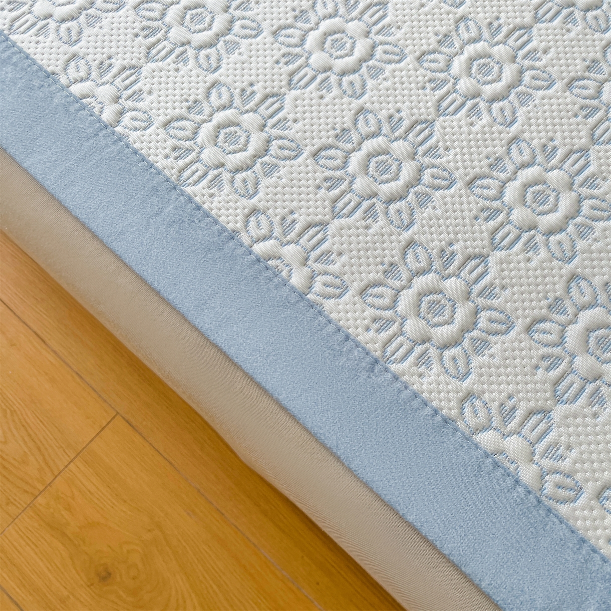 91家纺网 家纺一手货源 找家纺 耐思家纺 2026新款高端三明治硅胶复合PE乙纶提花冰豆豆凉席空调席韩版NIS系列（提供买家秀）床席款 韩INS-璇花蓝