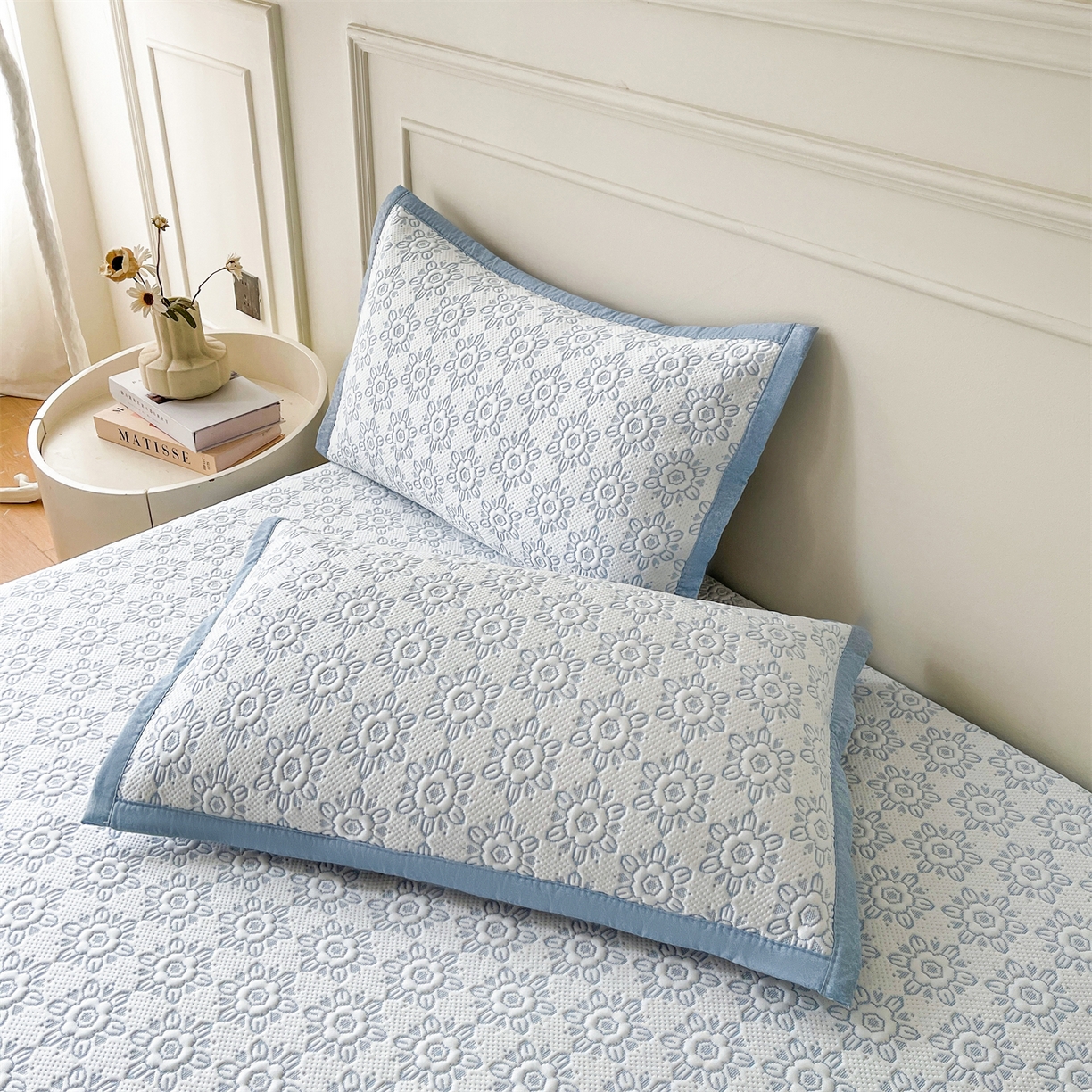 91家纺网 家纺一手货源 找家纺 耐思家纺 2026新款高端三明治硅胶复合PE乙纶提花冰豆豆凉席空调席韩版NIS系列（提供买家秀）床席款 韩INS-璇花蓝