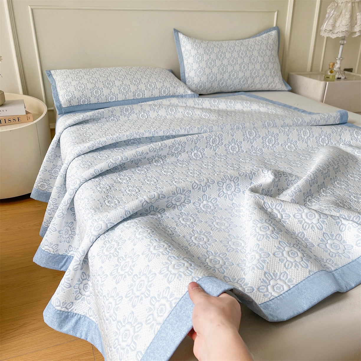 91家纺网 家纺一手货源 找家纺 耐思家纺 2026新款高端三明治硅胶复合PE乙纶提花冰豆豆凉席空调席韩版NIS系列（提供买家秀）床席款 韩INS-璇花蓝