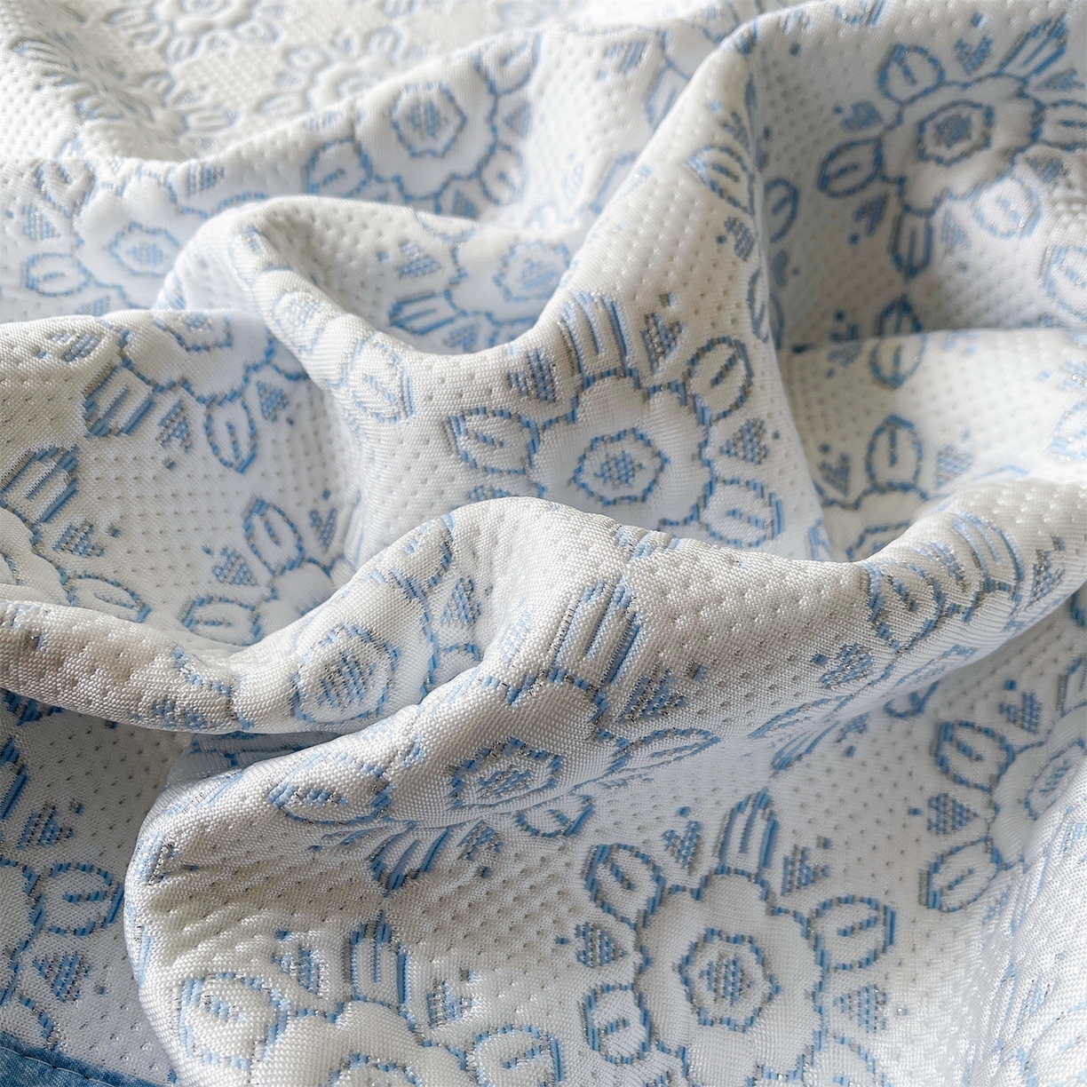 91家纺网 家纺一手货源 找家纺 耐思家纺 2026新款高端三明治硅胶复合PE乙纶提花冰豆豆凉席空调席韩版NIS系列（提供买家秀）床席款 韩INS-璇花蓝