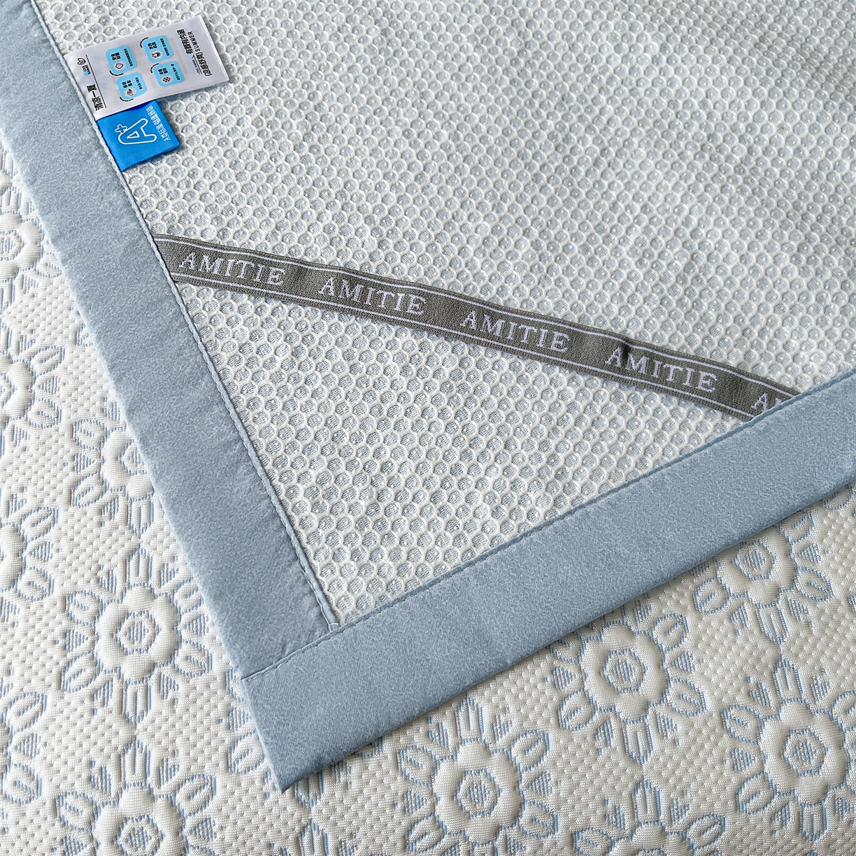 91家纺网 家纺一手货源 找家纺 耐思家纺 2026新款高端三明治硅胶复合PE乙纶提花冰豆豆凉席空调席韩版NIS系列（提供买家秀）床席款 韩INS-璇花蓝